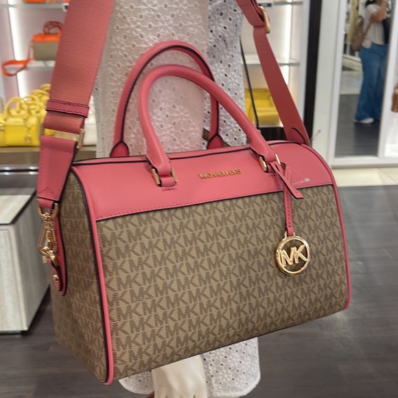 Michael Kors med Duffle Travel - Leather/Coated
35S2GTFU2B
Tea Rose
MD DUFFLE - Picture 2 of 16